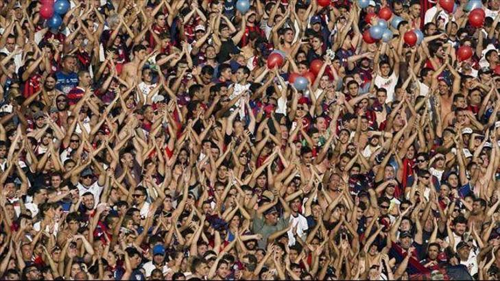 Arjantin'de bir taraftar tribünden düşerek öldü