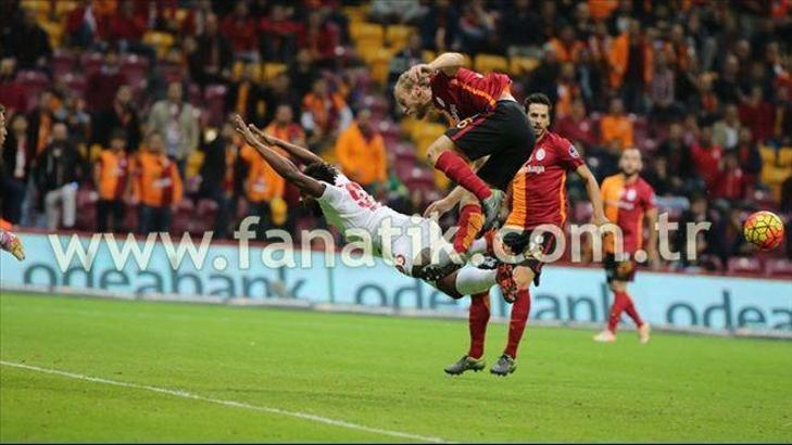 Türk Telekom Arena tribünlerinde