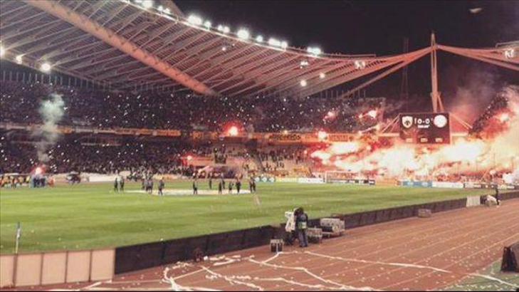 AEK-Olympiakos maçı tatil edildi
