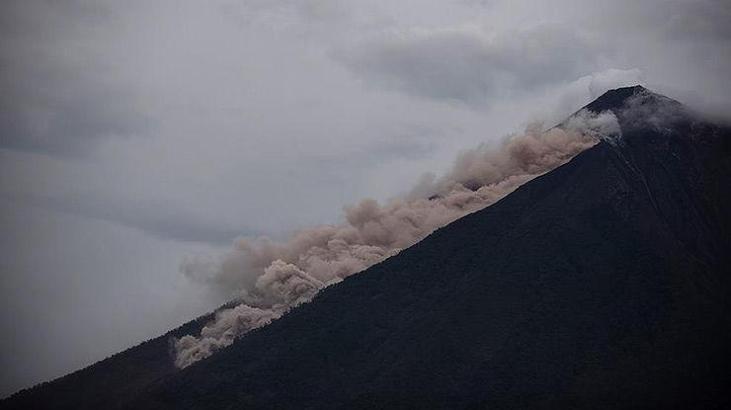 Fuego Yanardağı'nda sıcak kaya ve tortu akıntısı