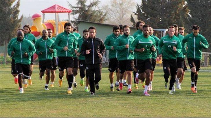 Akhisar alt sıralardan kurtulmak istiyor
