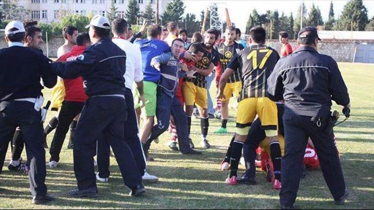 Amatör maçta meydan savaşı