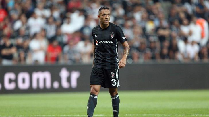 SON DAKİKA | Adriano, Beşiktaş ile olan sözleşmesini feshetmek istiyor!