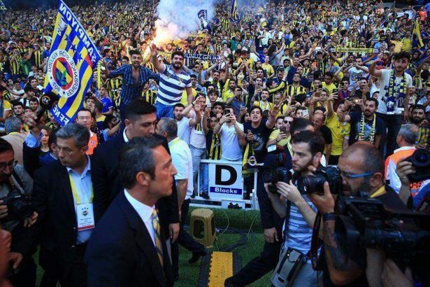 Ali Koç'tan Aziz Yıldırım'a: Kupayı sen kaldır!
