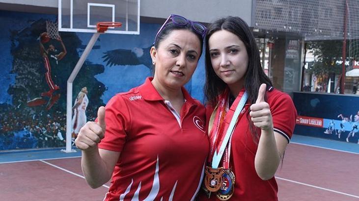 Setenay Sefil madalyaya doymuyor