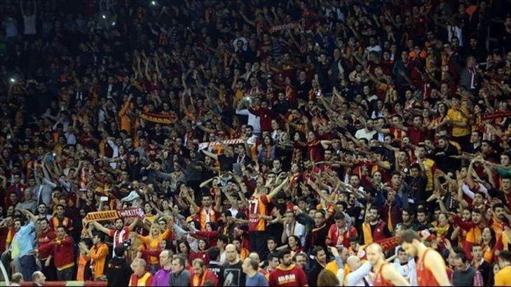 Galatasaray taraftarından yönetime: Yönetim dışarı!