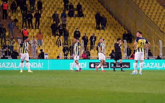Fenerbahçe'de sahada yenilgi! Tribünlerde isyan...