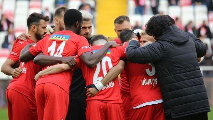 Isaac Cofie ve Mustapha Yatabare cezalı duruma düştü