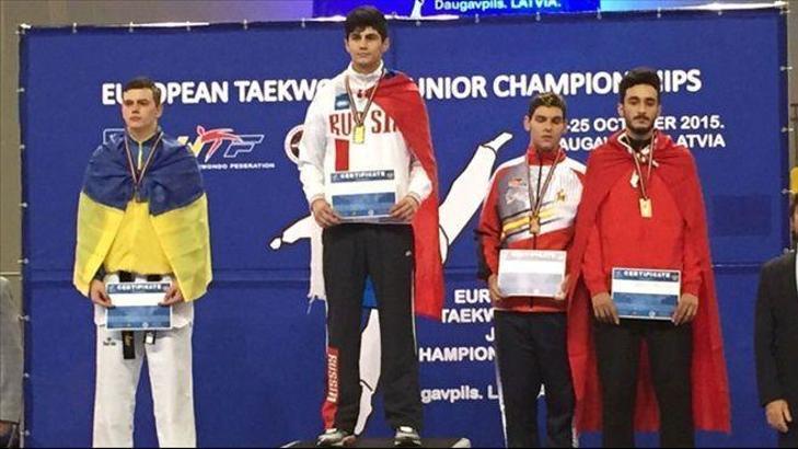 Genç tekvandocudan bronz