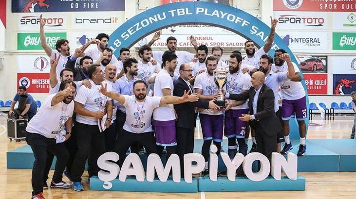 Afyon Belediyespor kupasına kavuştu