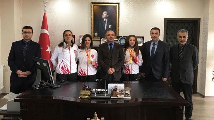 Burhaniye'ye dünya şampiyonluğu gururu yaşatanlar altın ile ödüllendirildi