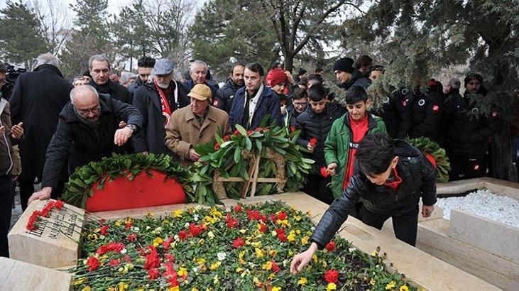 İlhan Cavcav kabri başında anıldı