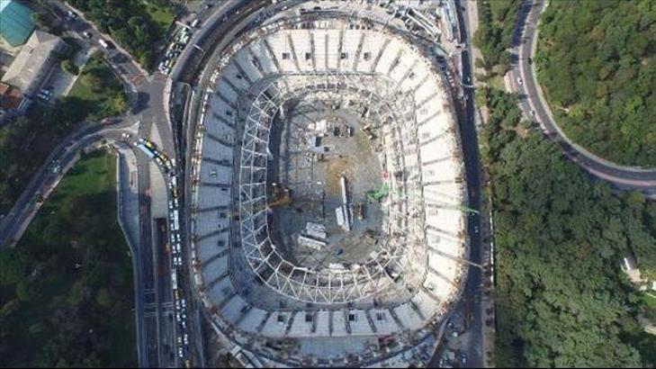 Vodafone Arena'da çatı için halatlar gerildi