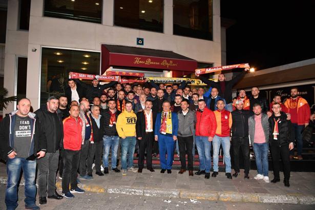Galatasaray ve Fenerbahçe taraftarları derbi öncesi buluştu