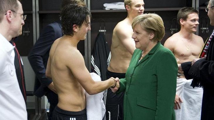 Mesut Özil Angela Merkel'le olan fotoğrafını anlattı!
