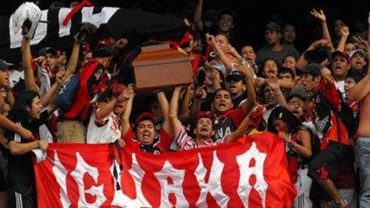 Tribünde tabut dolaştırdılar!