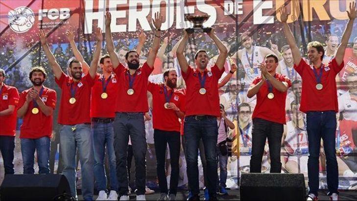 Şampiyon İspanya'ya coşkulu karşılama