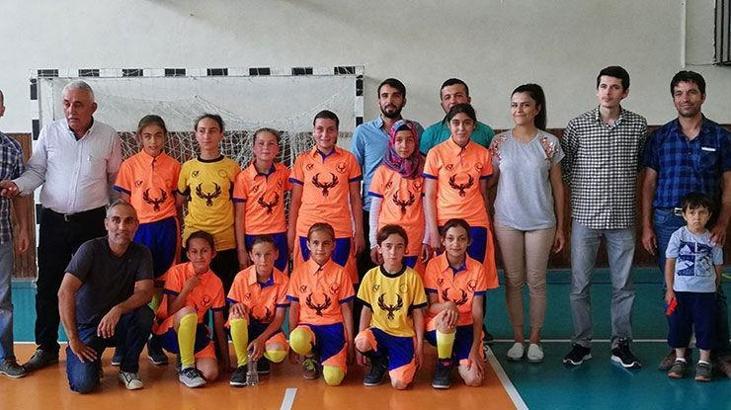 Eski lastiklerle çalışan kızlar futsalda şampiyon oldu