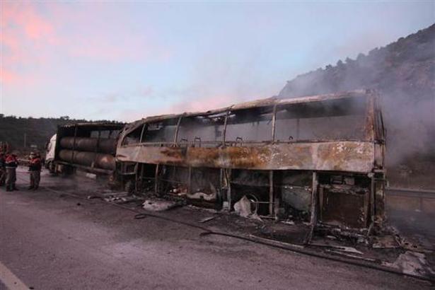 Çorum'da TIR'a çarpan yolcu otobüsü yandı... Çok sayıda ölü ve yaralı var