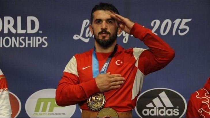 Altın madalyalı güreşçilerimizden asker selamı