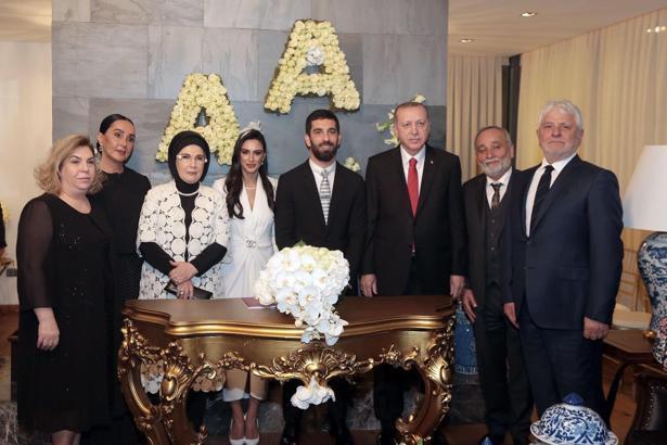 Arda Turan ile evlenen Aslıhan Doğan anında soyadını değiştirdi!