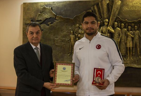 Taha Akgül'den örnek davranış