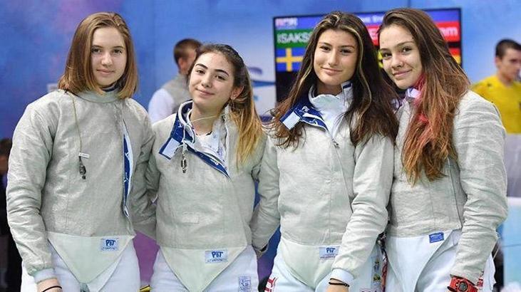Madalyalı milli eskrimciler yurda döndü