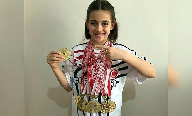 Minik yüzücü Beyza, katıldığı 42 yarışta 41 birincilik kazandı