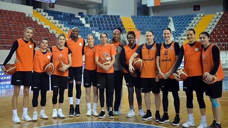Potanın yenilmez kadınları iki kulvarda da kupa istiyor