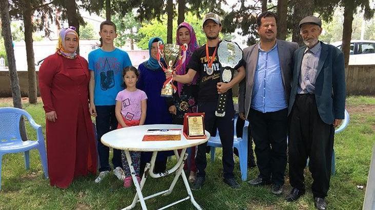 Şampiyon sporcu Ömer Keklikçi memleketinde davul ve zurnayla karşılandı
