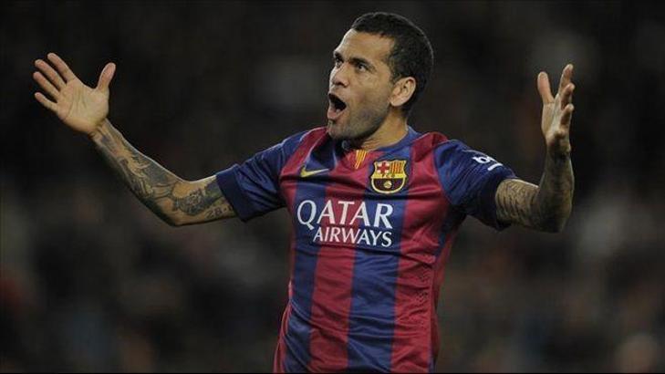Alves Barcelona'dan haber bekliyor