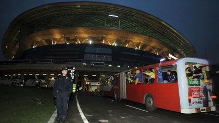 Silahlı holigan metroda yakalandı