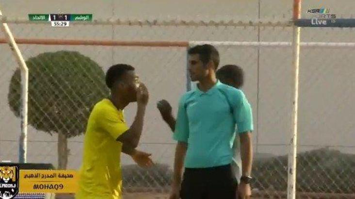 Rodrigues'e saha kenarında kırmızı kart