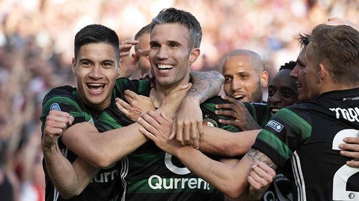 Van Persie futbolu bırakmıyor