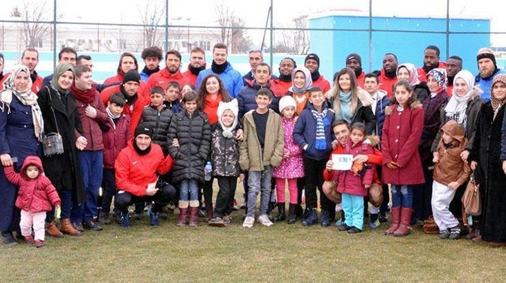 Özel öğrencilerden Erzurumspor'a destek ziyareti