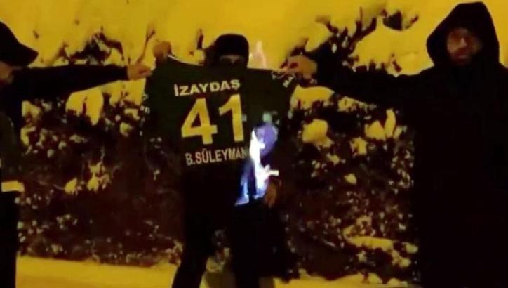 Kocelispor taraftarı, Sakaryaspor'a imza atan Burak Süleyman'ın formasını yaktı
