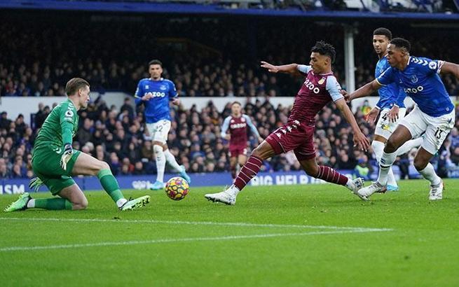 Everton'da Aston Villa'lı oyunculara şişe fırlatan taraftar tutuklandı
