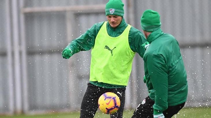 Bursaspor sağanak yağış altında çalıştı