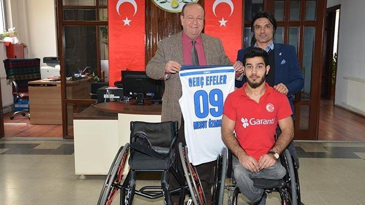 Başkan Özakcan, engelli sporcuyu sevindirdi