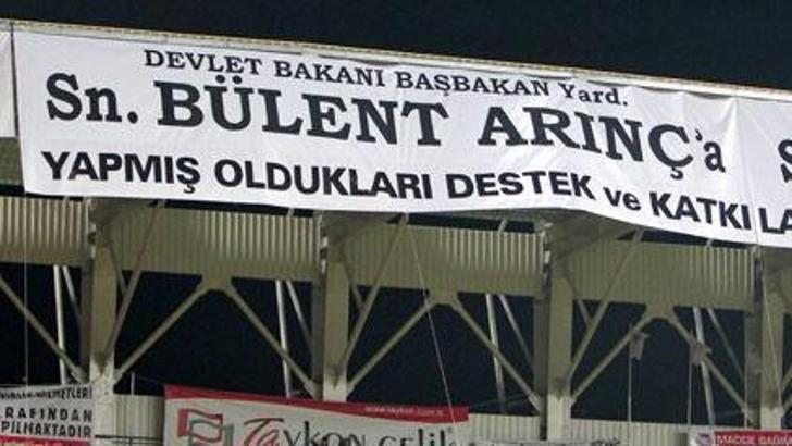 Bülent Arınç tribünde...