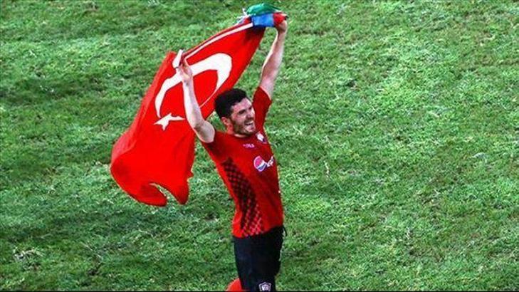 Türk bayrağı ile statta tur atladı