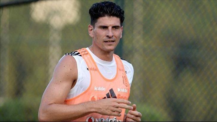 Mario Gomez, Pire'de sahada