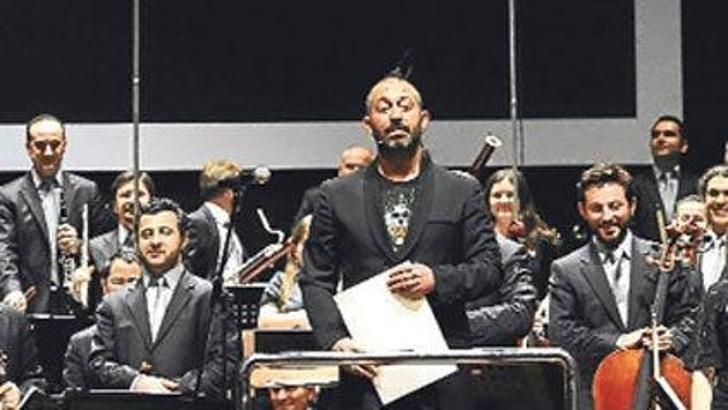 Cem Yılmaz konserinde alkışlı protesto