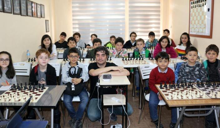Satrancın büyük ustası gençlere eğitim verdi