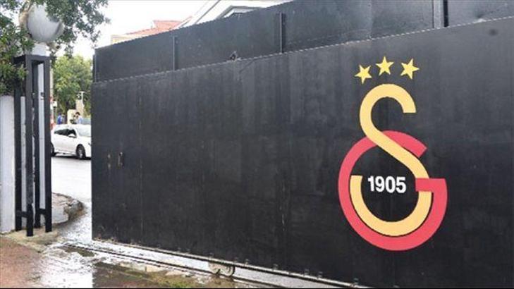 Erkan gitti kapı duruyor