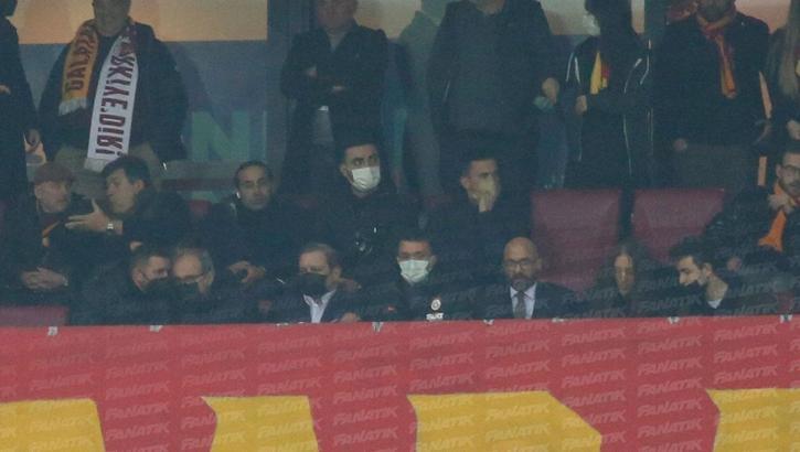 Burak Elmas, Luis Campos ve Fernando Muslera'yla beraber maçı takip etti