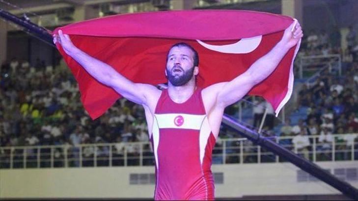 Milli güreşçiler Polonya'yı salladı