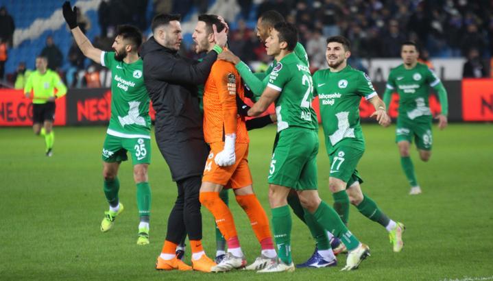 Trabzonspor-Giresunspor maçında Okan Kocuk fırtınası esti! Devleşti, puanı getirdi