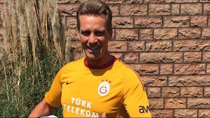 Podolski şarkısıyla Arena'da coşacak