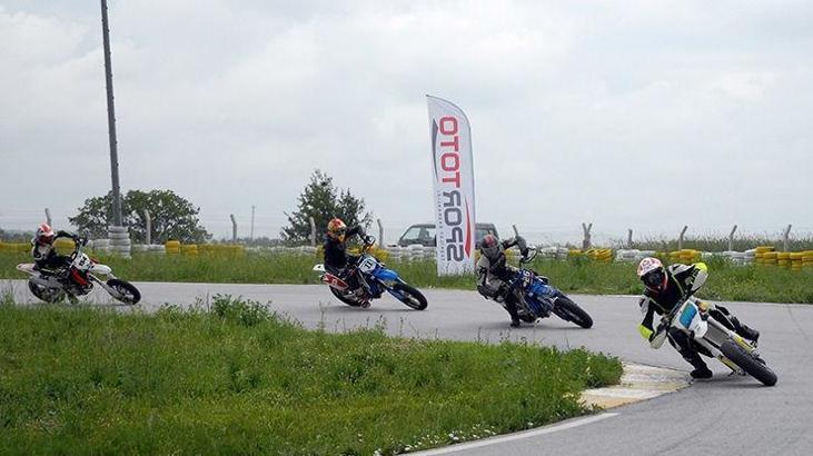 Süpermotocular yağmura takıldı!
